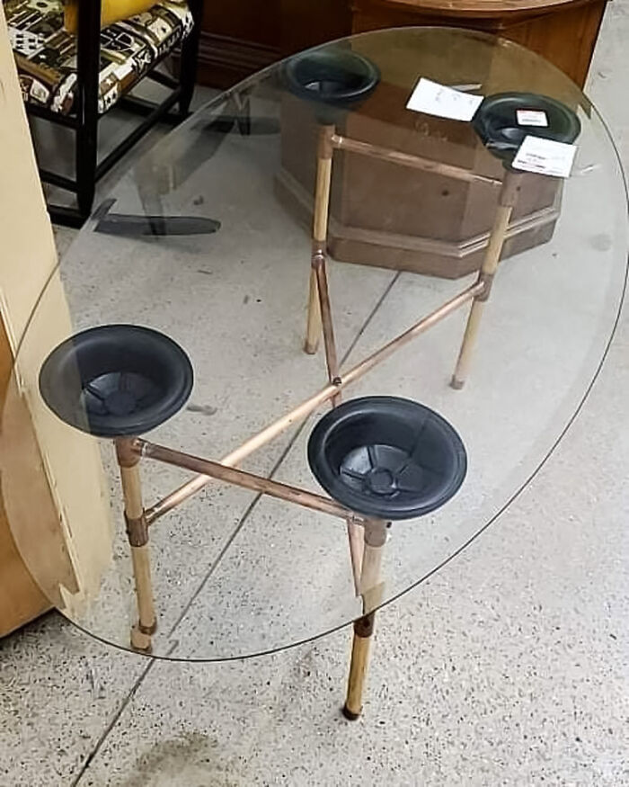 Creo que este se lleva la palma de los muebles más extraños encontrados en una tienda de segunda mano