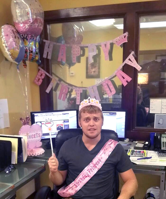 Es el cumpleaños de mi amigo y las chicas con las que trabaja decidieron hacerle sentir especial