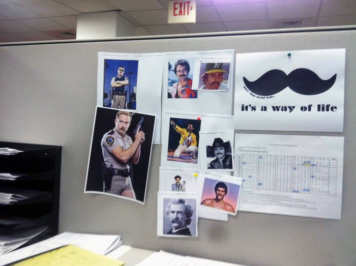 Ayer llegué al trabajo con bigote. Hoy, cuando llegué, esto me estaba esperando
