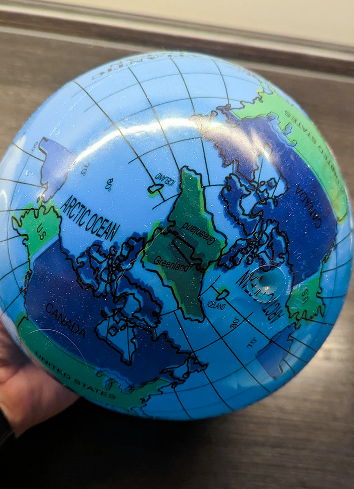 A mi hija le regalaron un globo terráqueo en el que sólo aparecía América
