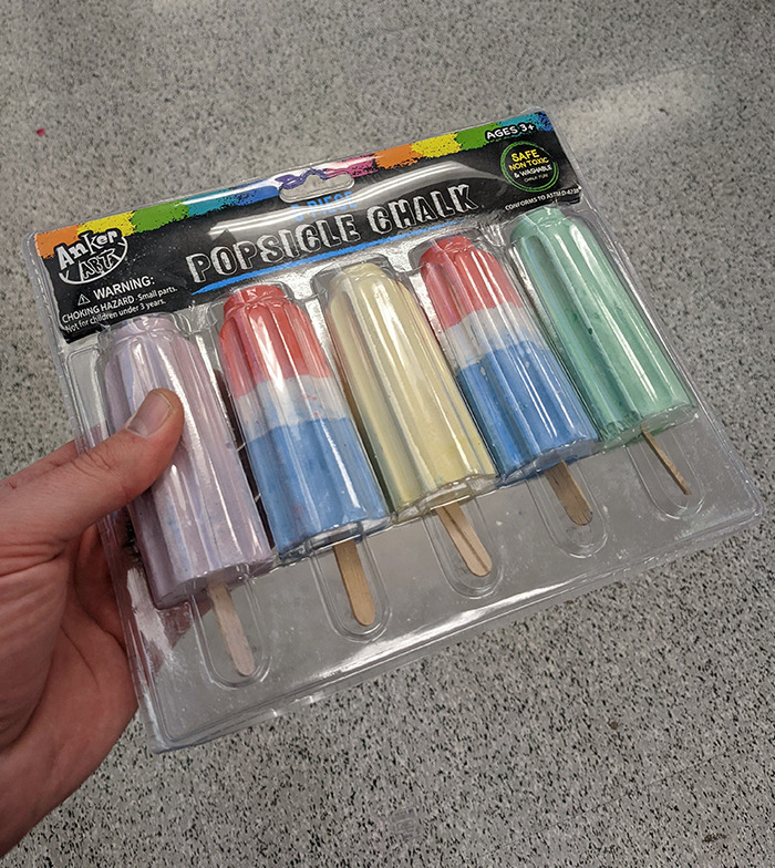 Tizas con forma y color de paletas de hielo. ¿Qué podría salir mal dándoles esto a los niños?