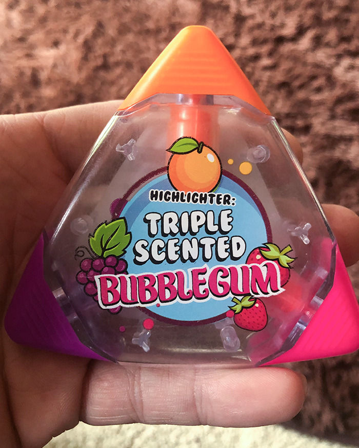 Sorprendí a mi hijo intentando comerse este resaltador porque "compró un chicle en la feria del libro"