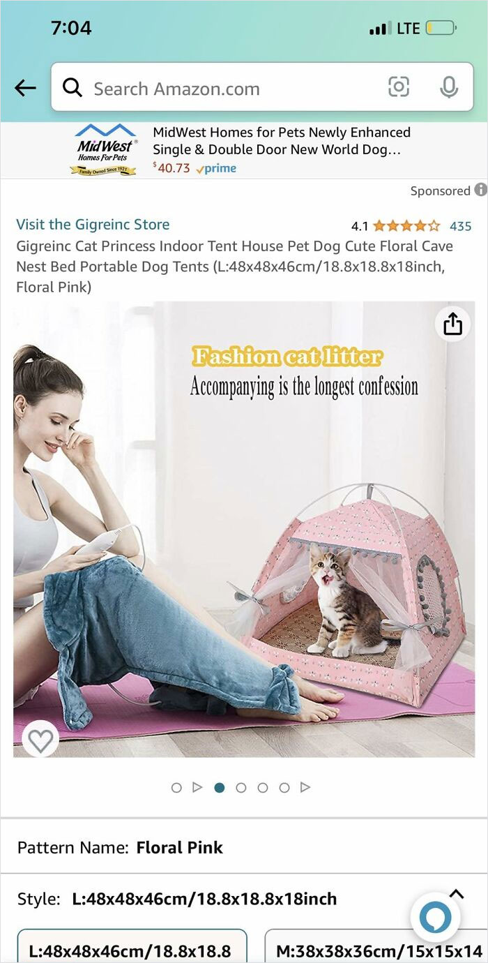 Anuncia una tienda de campaña para un animal, pero sus pantalones están medio bajados y tiene un mando en la mano