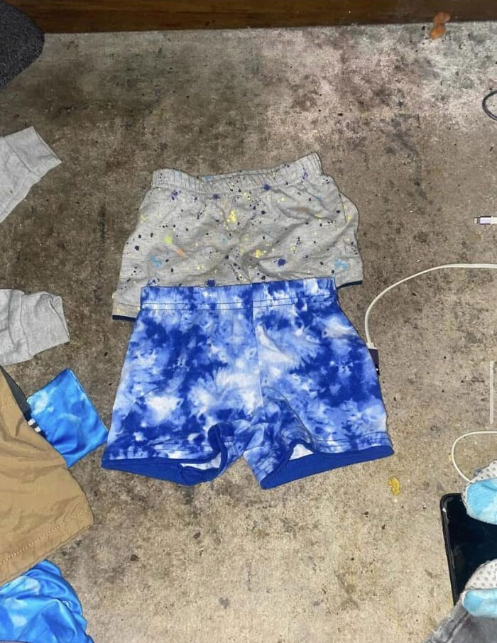 Esta chica intenta vender ropa poniéndola en el suelo para hacer fotos, pero da mucho asco
