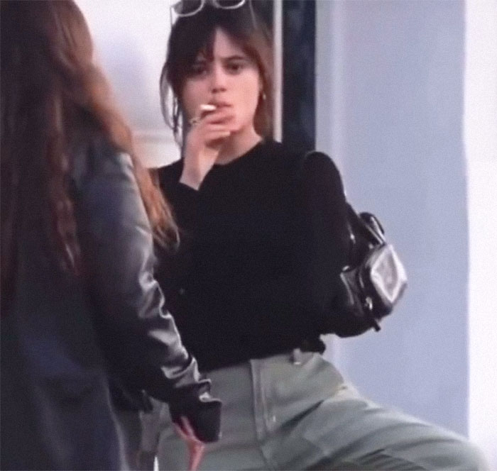 La madre de Jenna Ortega pilló a su hija fumando en público y la regañó a través de Instagram