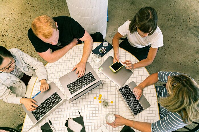 20 Señales de alarma de ofertas de empleo que gritan "aléjate mientras puedas", señaladas por la gente en Internet