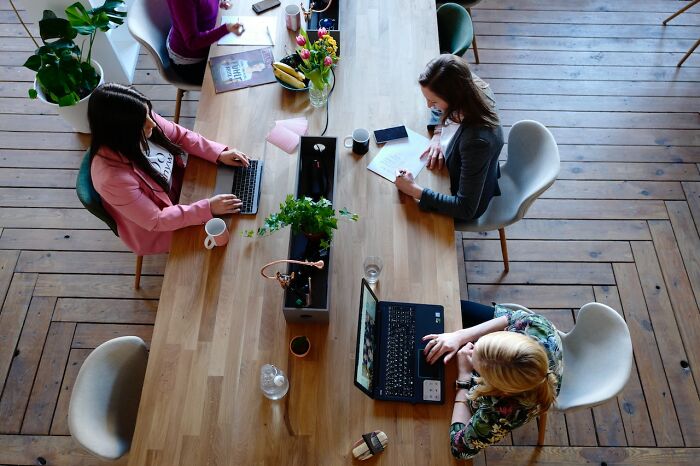 20 Señales de alarma de ofertas de empleo que gritan "aléjate mientras puedas", señaladas por la gente en Internet