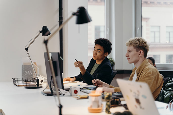 10 Insultos educados pero tajantes que usar en la oficina sin perder tu trabajo