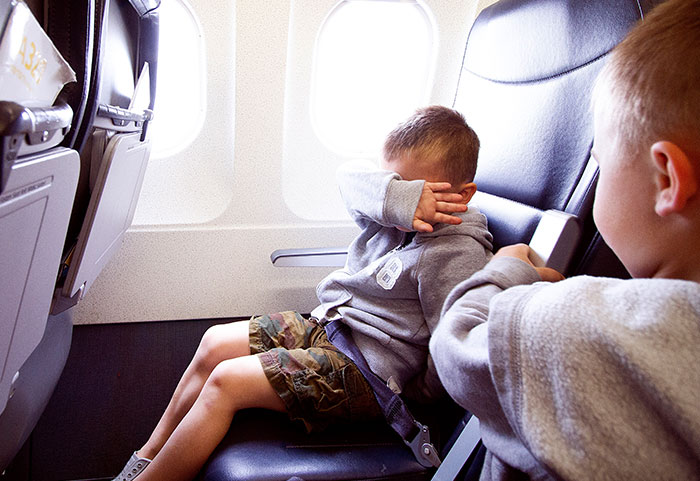 Esta madre engreída exigía que toda su familia volara en 1ª clase echando a un menor de su asiento, y acabó siendo expulsada del avión