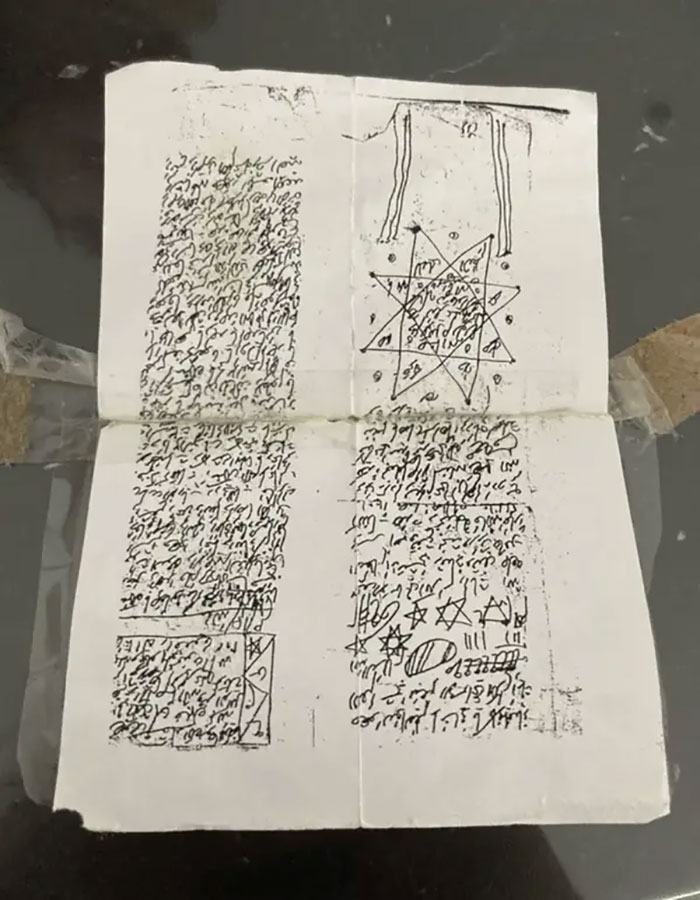 Encontré esto tras un mueble del cuarto de baño