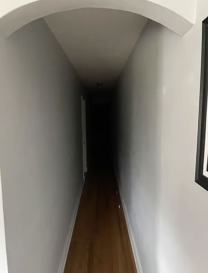 A mediodía en mi apartamento. No puedo ver el final del pasillo