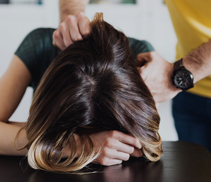20 Personas comparten las cosas imperdonables que sus padres les hicieron pasar