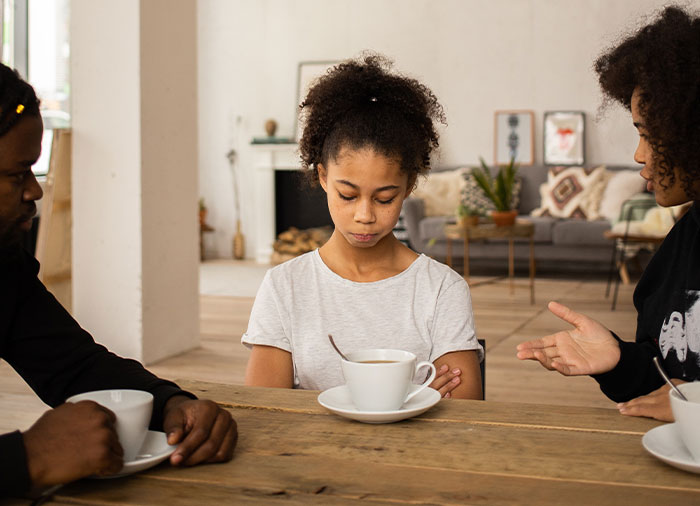 20 Personas comparten las cosas imperdonables que sus padres les hicieron pasar