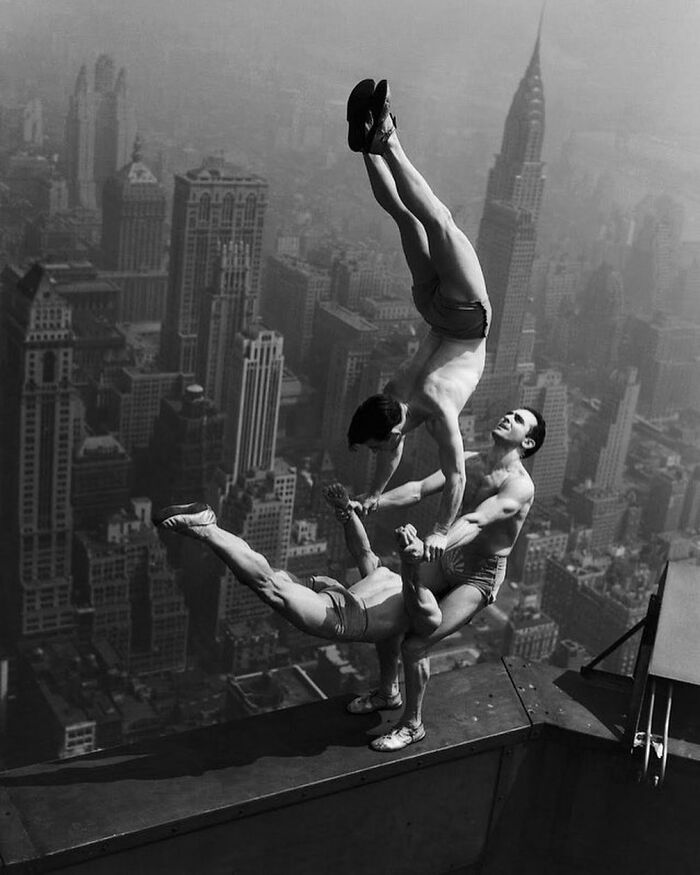 1934. Acróbatas en una cornisa del Empire State