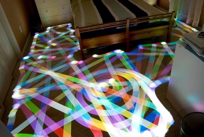Foto de larga exposición de una aspiradora Roomba con una luz de colores encima