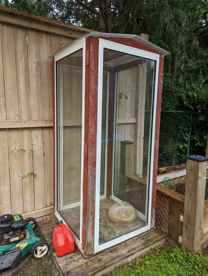 He comprado una casa y tiene esta cabina de cristal en el patio trasero