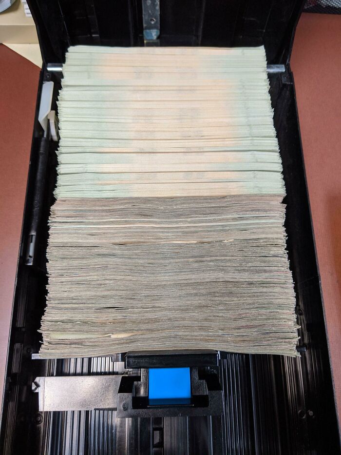 Billetes de 20$ viejos y nuevos en un cajero automático