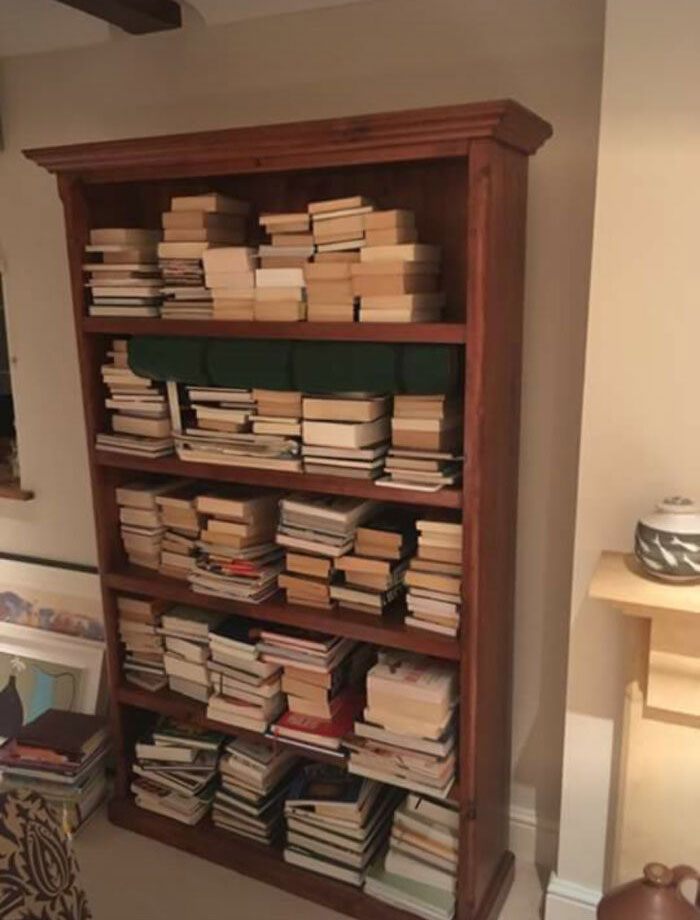Así no se usa una estantería para libros