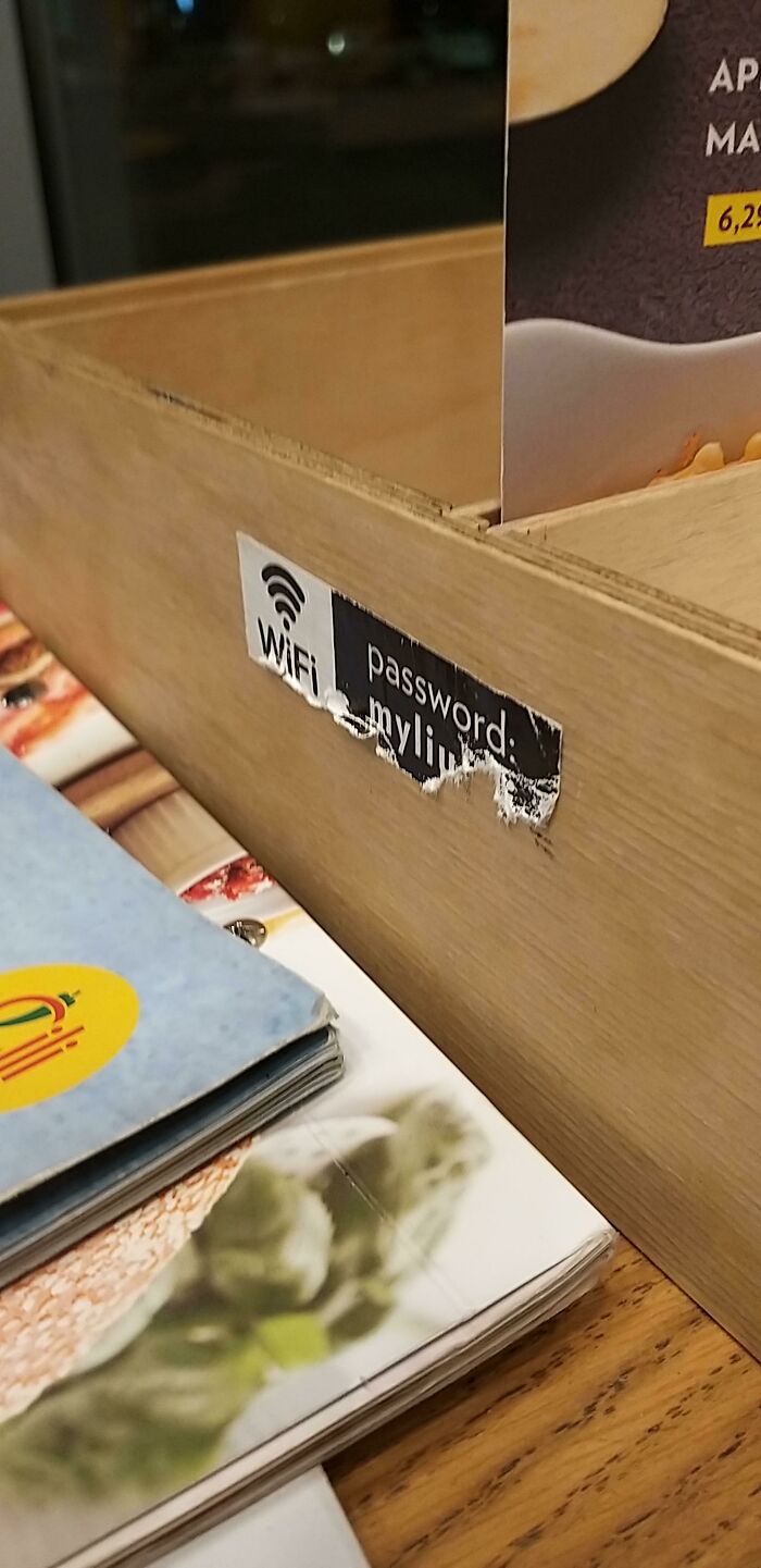 Alguien ha arrancado la pegatina del wifi en la cafeteria, pero solo hasta el punto de no poder leerlo