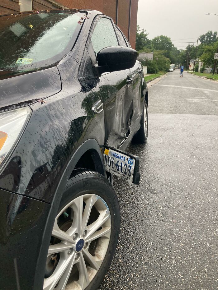 A mi amiga le golpeó un coche que se saltó un stop, y el tipo se dio a la fuga, pero al menos le dejó un souvenir