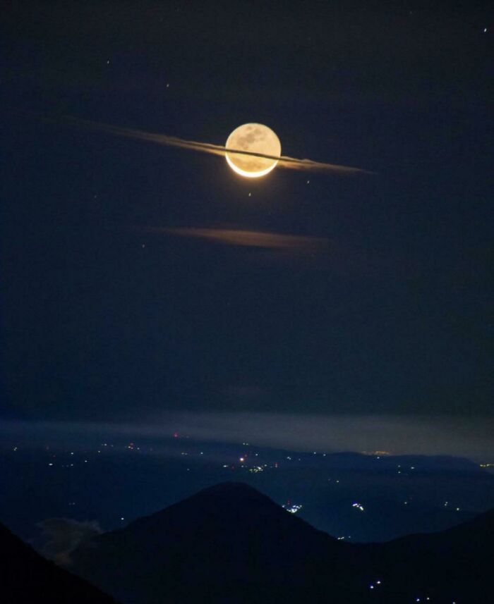 La luna parece Saturno