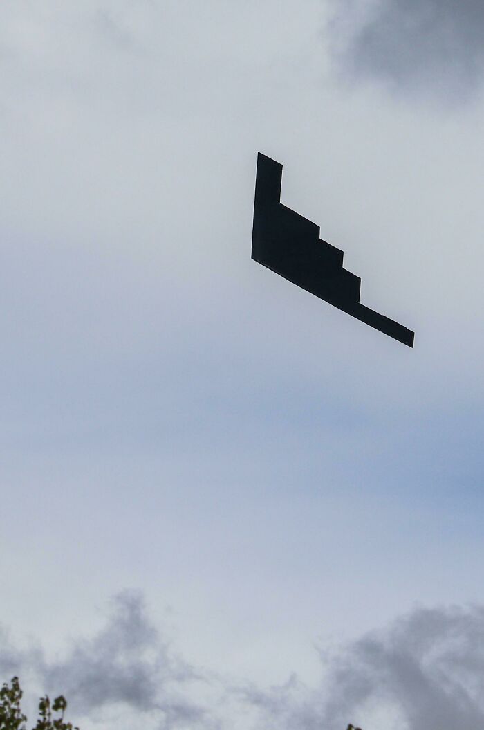 Este bombardero B2 hace que parezca que el cielo no ha cargado bien