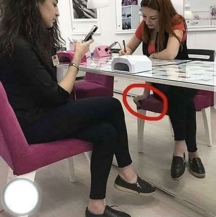 2 Mujeres con un brazo extra