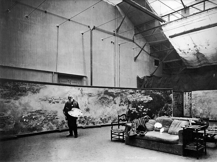 Claude Monet en el estudio de su casa pintando uno de sus cuadros de lirios de agua, 1920