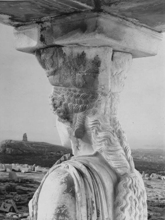 Cariátide en la Acrópolis mirando hacia Atenas, por Walter Hege