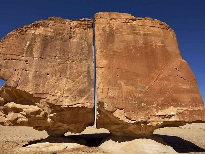 La formación rocosa Al Naslaa tiene 4000 años y un corte en el medio que parece haber sido hecho con láser. Se encuentra en el Oasis de Tayma, en Arabia Saudí
