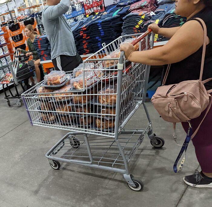Fui a comprar un pollo asado para comer el fin de semana, pero esta señora se los llevó todos