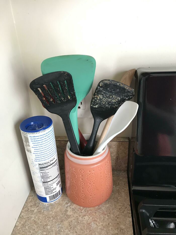 Mi compañero piensa que estas espátulas están limpias y las sigue usando para cocinar
