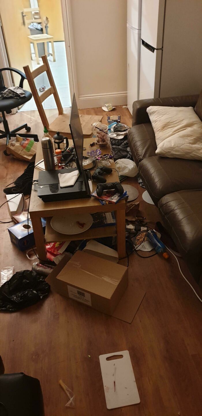Cuando tu compañero usa el salón como dormitorio