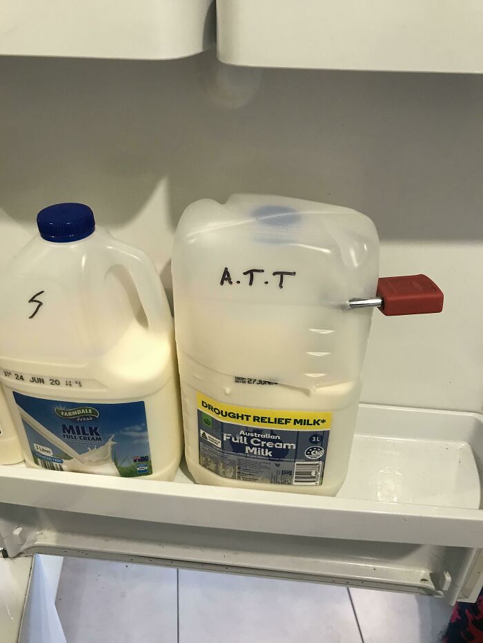 Alguien robaba leche en el piso compartido, y esta fue mi solución
