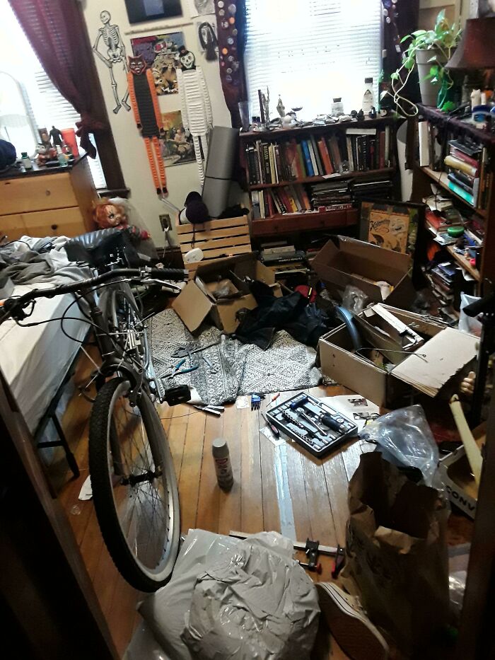 Me fui a casa durante el confinamiento, le permití a mi compañero usar mientras mi habitación para almacenar cosas. Volví y me la encontré así