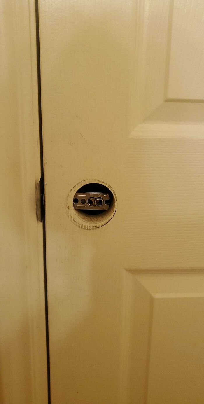 Sin querer eché el cerrojo del baño y mi compañera no podía entrar. Abri a los 2 minutos cuando ella me lo pidió, y su reacción fue quitar todos los picaportes de la casa