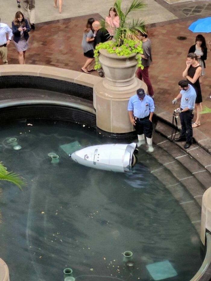 Nuestra oficina construyó un robot de seguridad y se ha ahogado