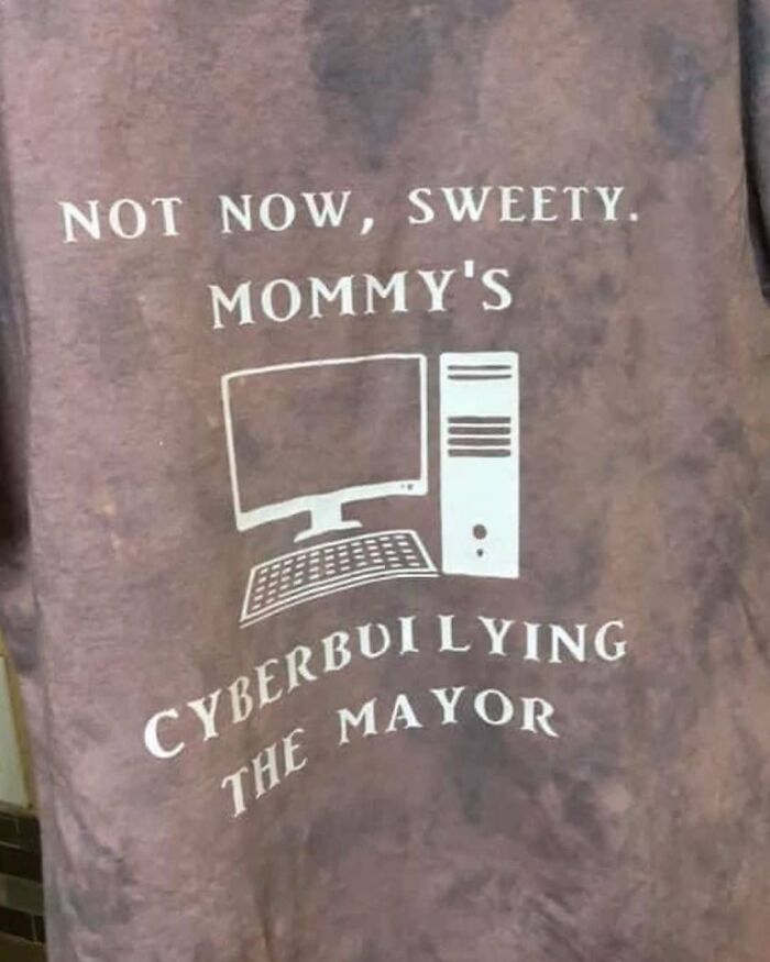 50 Times People Spotted The Most ‘Cursed Shirts’ In The Wild And Had To Share Them Online