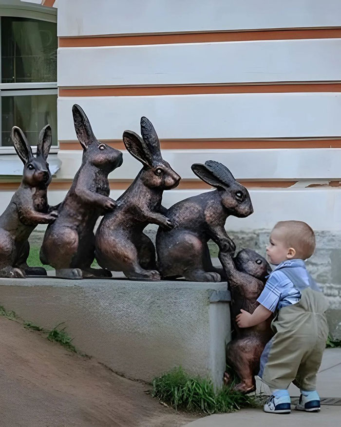 50 People Who Made The Absolute Most Of A Photo With A Statue And Ended Up Online