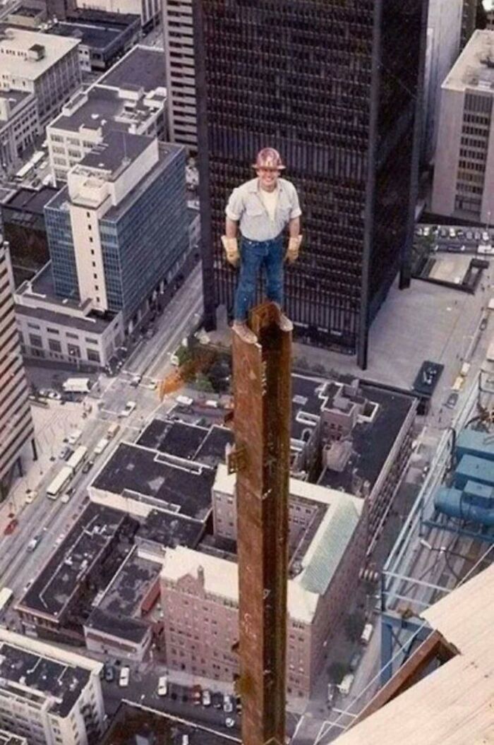 Obrero posando durante la construcción de la torre Columbia en Seattle, 1984