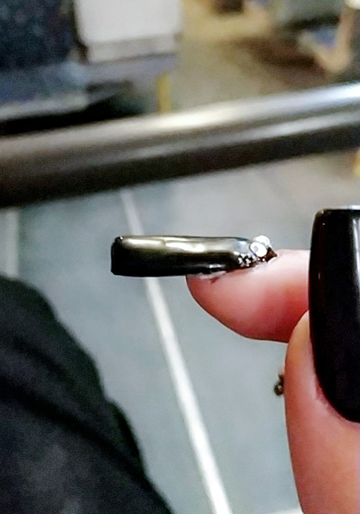 Mi amiga siempre tiene las uñas preciosas, así que fui al mismo sitio que ella y me hicieron esta cosa horrible