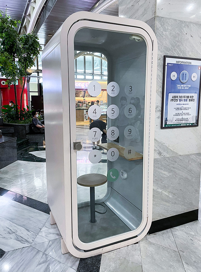 Cabina telefónica sin teléfono, para tener una conversación privada en el móvil