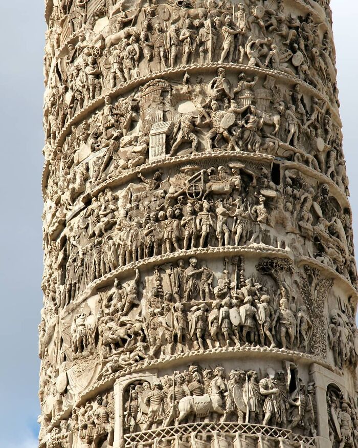 La columna de Marco Aurelio en Roma, monumento histórico que muestra las campañas del emperador. Situada en la Piazza Colonna