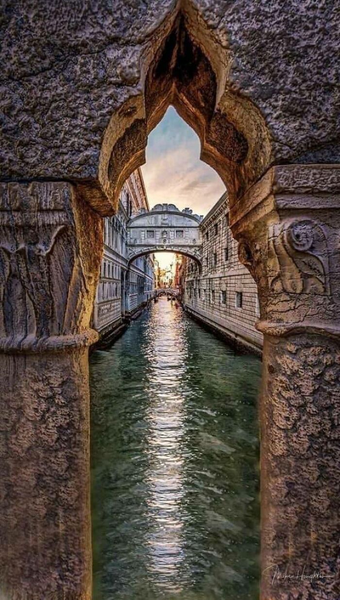 Puente de los suspiros en Venecia, Italia. Va del palacio del Doge a las prisiones
