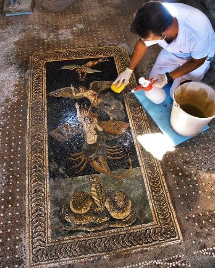 Cuidando del "Mosaico di Orione" (siglo II-I a.C. aprox), que se encuentra en la Casa de Orión en Pompeya, una de las pocas cuyo interior se ha preservado casi totalmente