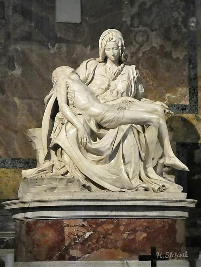 Michelangelo Buonarotti tenía 23 años cuando creó la Pietá. Tardó 2 años en hacerla, de un solo bloque de mármol de Carrara