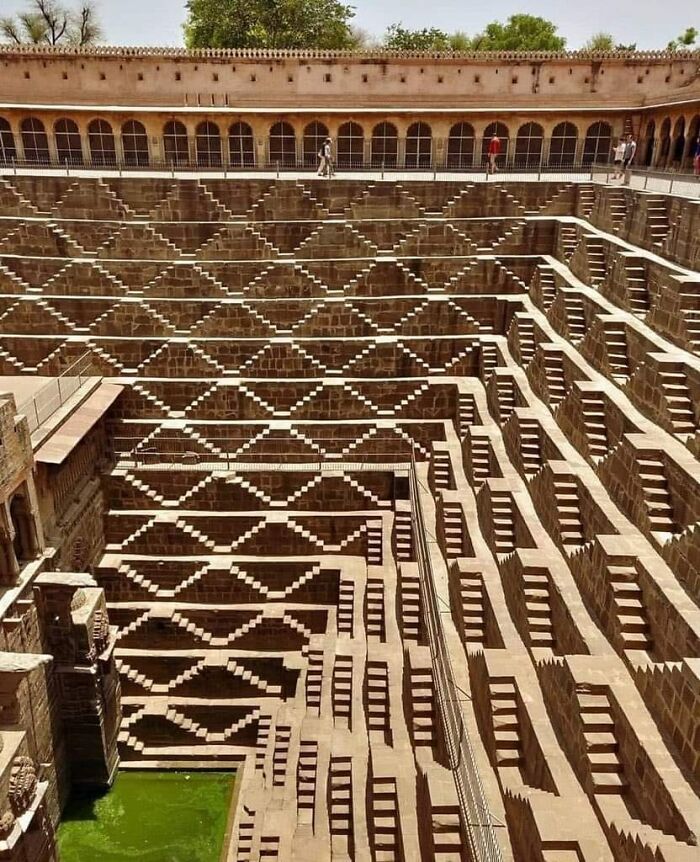 El tesoro oculto de Bharat, construido hace más de 1000 años en Rajasthan, India. Tiene 13 alturas y 3500 peldaños colocados en perfecta simetría