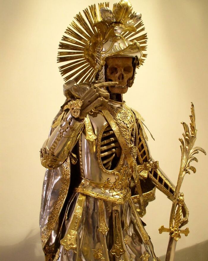 Esqueleto de San Pancracio en armadura. Iglesia de San Nicolás, Suiza. Entre los siglos XVI y XIX