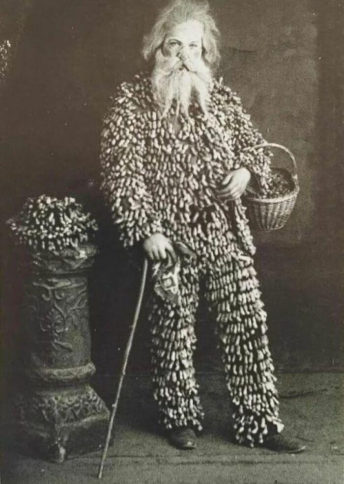 Vendedor de maní de 1890. con un traje hecho de maní