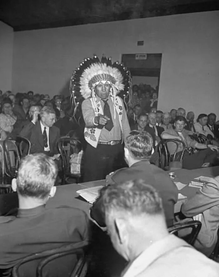 Jefe indio hablando a oficiales del ejército sobre la construcción de la presa Garrison. Dakota del Norte, 1946